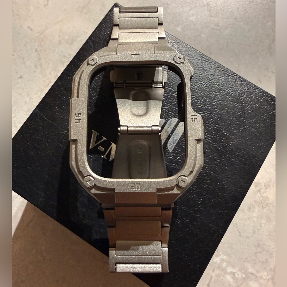 Smartwatch Case in Titanium 
Apple Watch 45mm